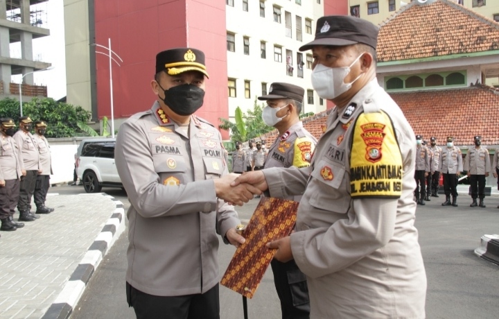 Dua Anggota Bhabinkamtibmas Polres Metro Jakarta Barat Yang Responsif Membantu Warga Mendapatkan Penghargaan
