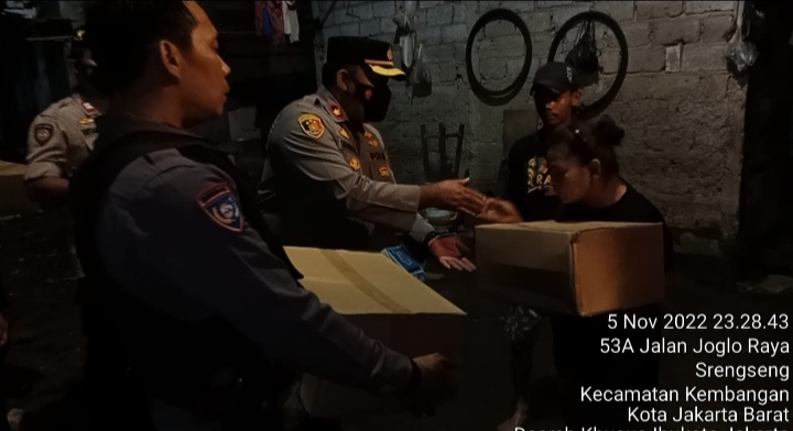 Polsek Kembangan Berikan Bantuan Paket Sembako Kepada Warganya Yang Mengalami Musibah Banjir
