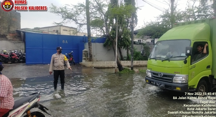 Polsek Kalideres Merespon Cepat Akan Pengaduan Masyarakat Yang Menyampaikan Keluhan Seputar Kemacetan Lalu Lintas Akibat Adanya Genangan Air