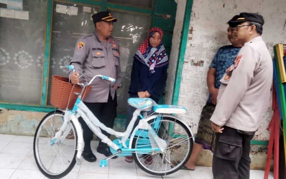Curhat Ke Bhabinkamtibmas, Polres Banjar Berikan Sepeda Angin Kepada Ibu Nurhayati
