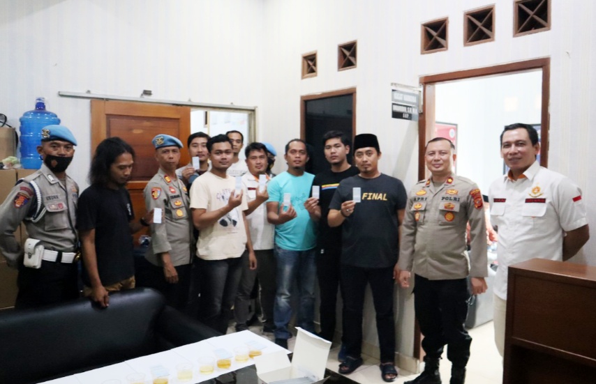 Pastikan Bersih Dari Narkoba, Wakapolres Ciamis Pantau Pelaksanaan Tes Urine Seluruh Jajaran SatRes Narkoba