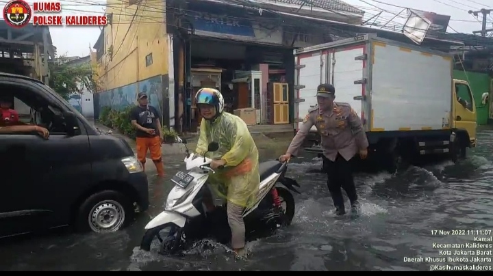 Aksi Anggota Polisi Dari Polsek Kalideres Menyita Perhatian Publik
