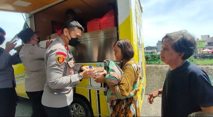 Polsek Tanjung Duren Jakarta Barat Mengadakan Kegiatan Jumat Berkah