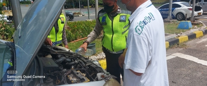 Personel Satlantas Jakarta Barat Sigap Bantu Masyarakat Yang Mengalami Overhead Mesin Di TL Tomang