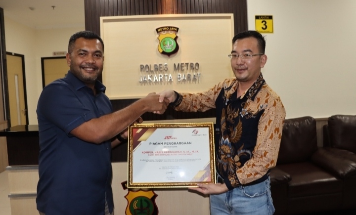 Polres Metro Jakarta Barat Menerima Penghargaan Dari J&T Express