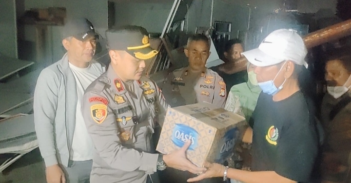 34 Bangunan Semi Permanen Di Grogol Petamburan Rusak Akibat Angin Puting Beliung, Polsek Tanjung Duren Terjun Beri Bantuan
