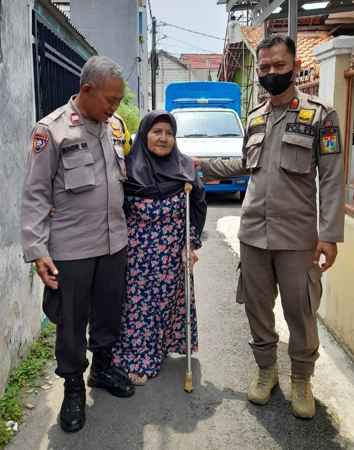 Momen Anggota Polisi Membantu Seorang Ibu Lansia Yang Mengalami Kesulitan Berjalan Mencuri Perhatian