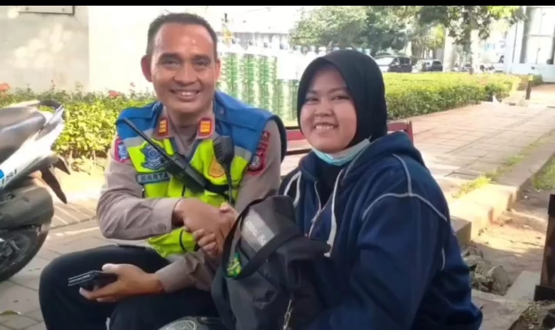 Aksi Heroik Personel Sat Lantas Polres Metro Jakarta Barat Mendorong Motor seorang Wanita Yang Mengalami Mogok Di  Traffik Light Slipi
