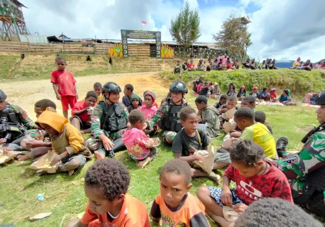 Satgas Yonif Mekanis 203/AK ajak anak-anak Pegunungan Tengah Papua Belajar dan Bermain
