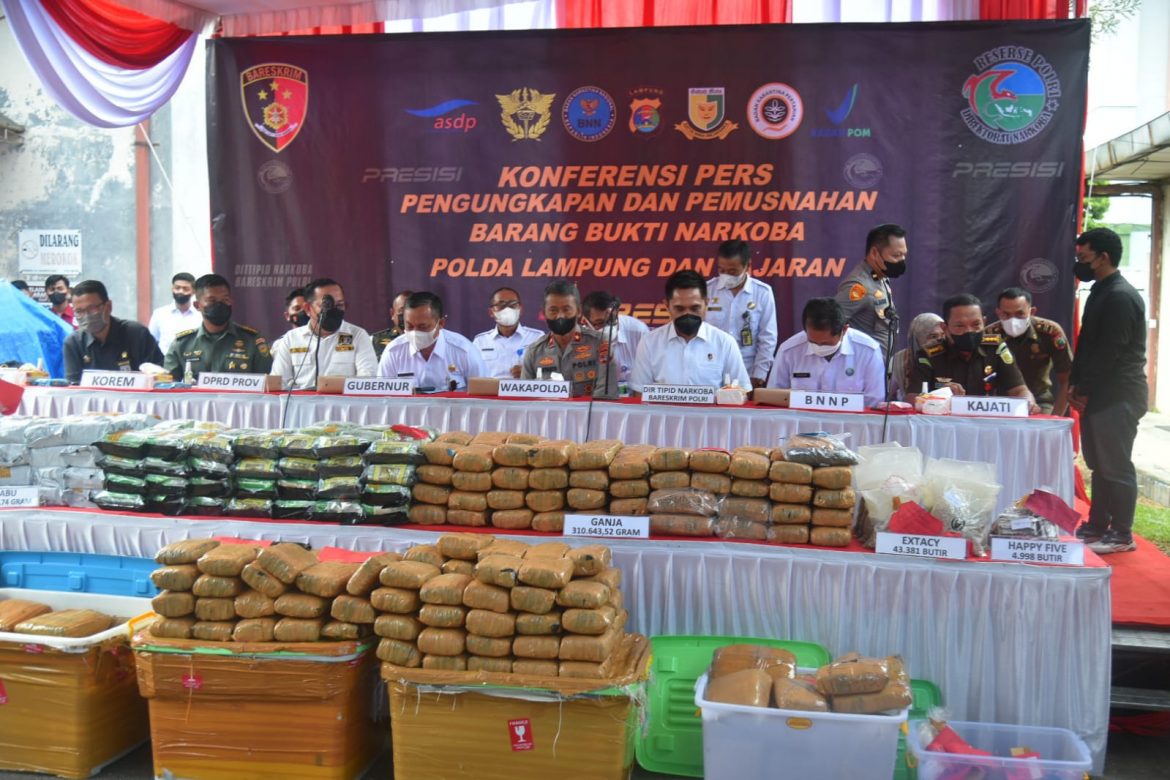 Direktorat Reserse Narkoba (Dit Resnarkoba) Polda Lampung Memusnahkan Sebanyak 171,5 Kilogram Narkotika Jenis Sabu Selama Bulan Agustus-Oktober 2022