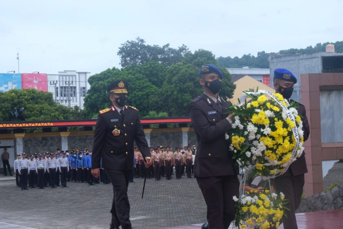 Kapolda Lampung Irjen Pol Akhmad Wiyagus memimpin upacara ziarah dalam rangka peringati ke-77 Hari Pahlawan di Taman Makam Pahlawan