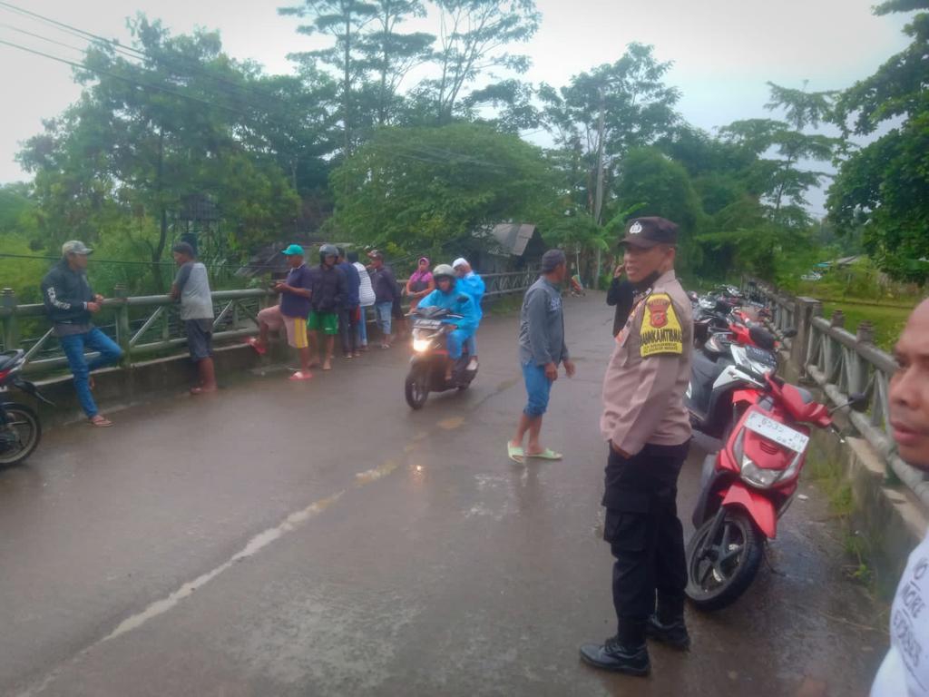 Polsek Babakan Madang Lakukan Pencarian Warga Yang Hanyut di Aliran Sungai Cigede