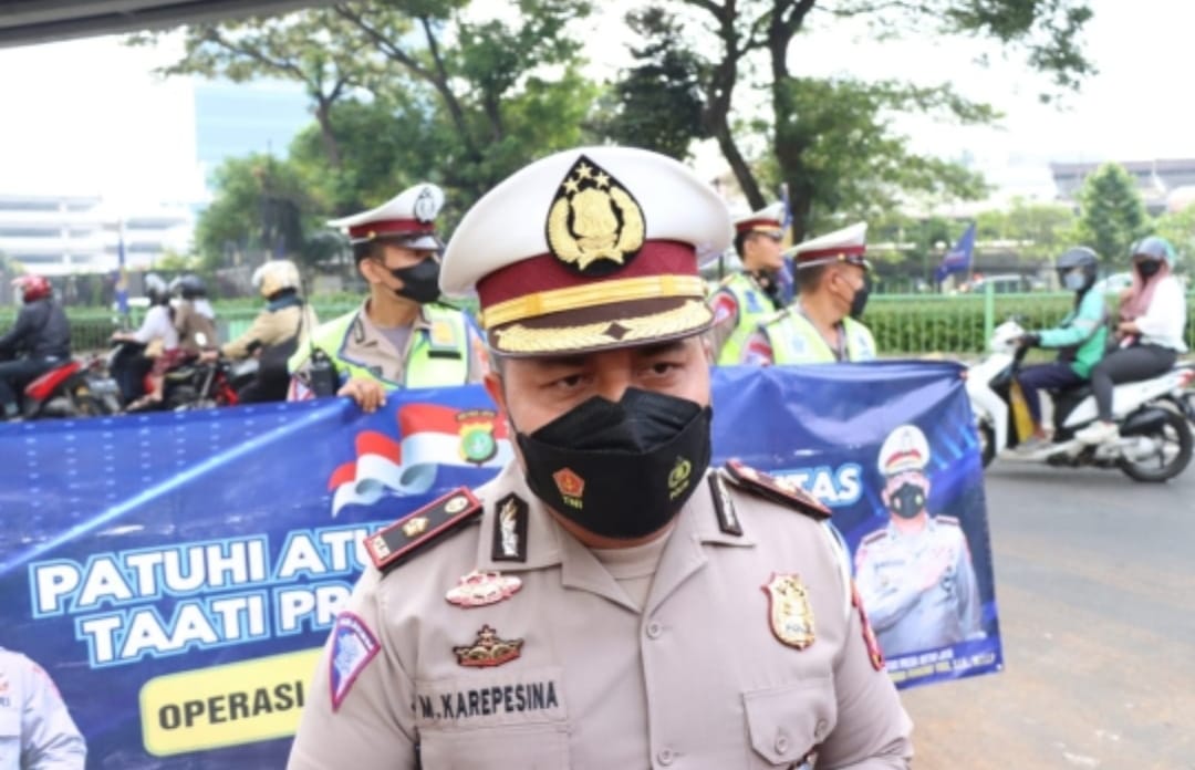 Personel Satlantas Jakarta Barat Dengan Sigap Membersihkan Tumpahan Oli di Jalan Daan Mogot Raya TL Grogol