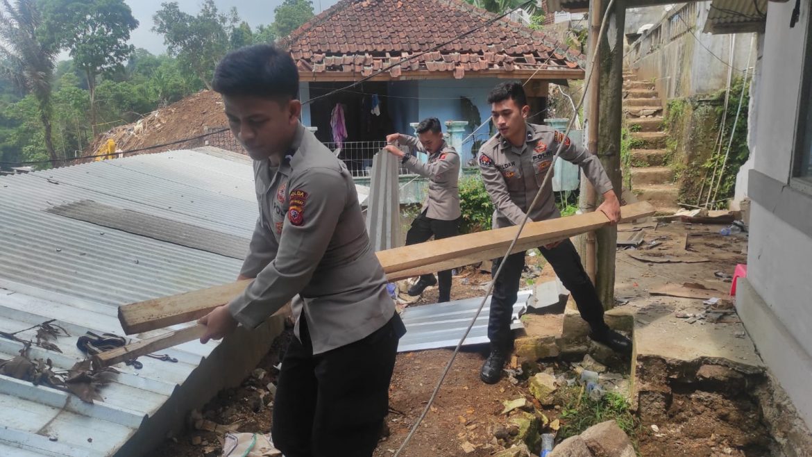 Wujud Kepedulian, Polri Terus Bersihkan Bongkahan Puing – Puing Pasca Gempa Cianjur