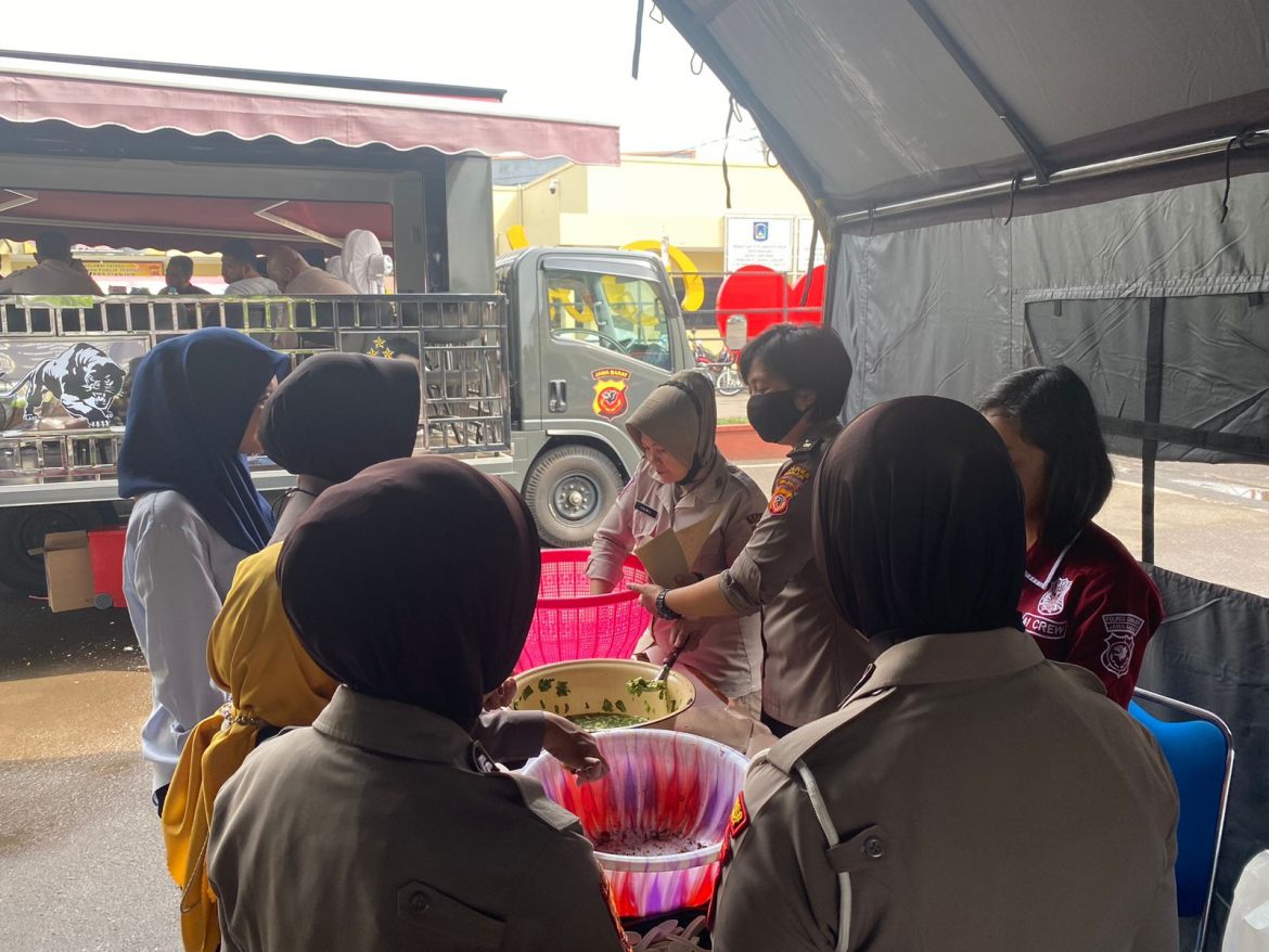 Setiap Hari Polri Siapkan Masakan Di Dapur Umum Untuk Para Korban Gempa Bumi Cianjur