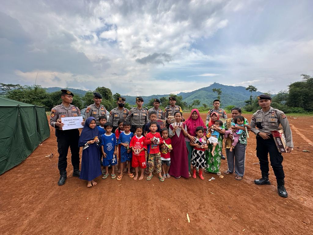 Polri Ajak Anak Korban Gempa Bermain Bola Sebagai Bentuk Trauma Healing