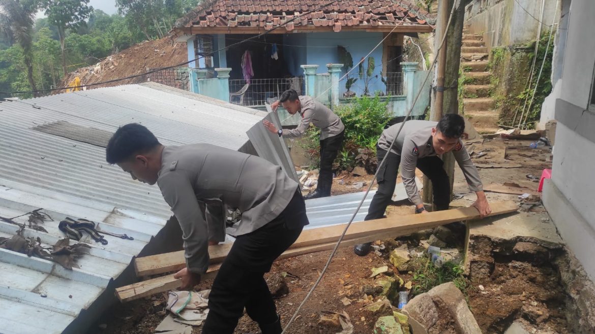 Wujud Kepedulian, Polri Terus Bersihkan Bongkahan Puing – Puing Pasca Gempa Cianjur