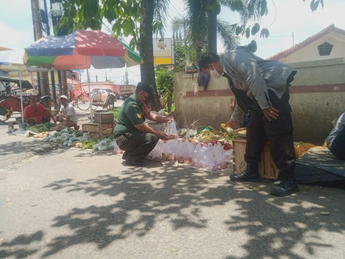 Pantau Harga Sembako, Babinsa Koramil 10/Sepatan Turun Ke Pasar