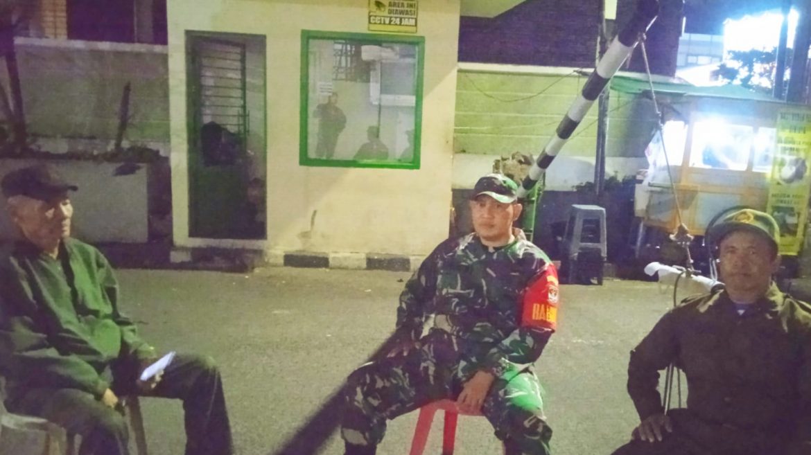 Perketat Keamanan Malam Hari, Babinsa Koramil 03/GP Siskamling Pam Swakarsa Bersama Linmas RW.01 Jatipulo