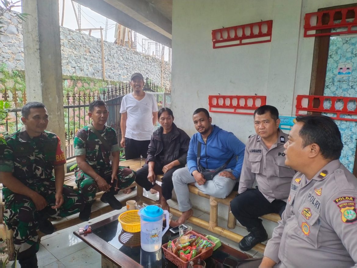 Babinsa Pondok Benda Komsos, Ajak Warga Jaga Kamtibmas