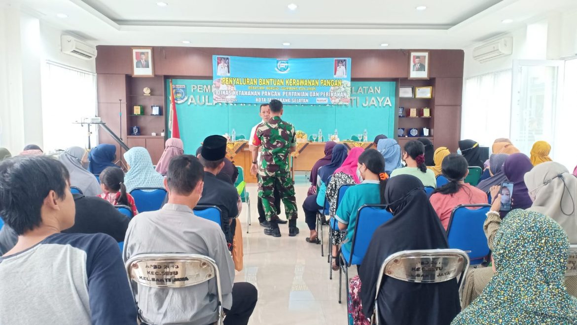 Babinsa Bakti Jaya Monitoring Penyaluran Bantuan