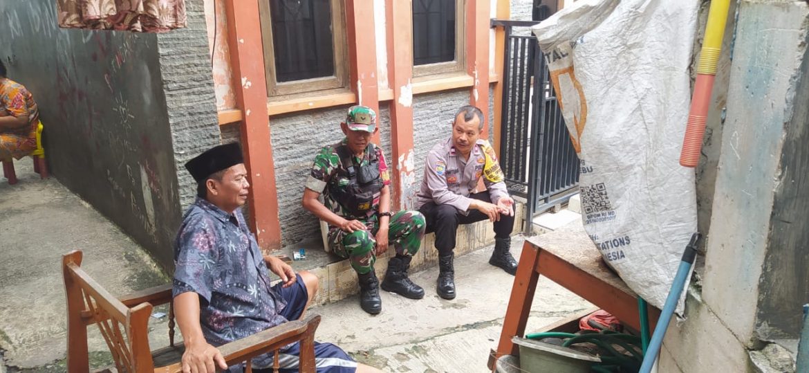 Babinsa Bahas Keamanan Lingkungan Dengan Warga