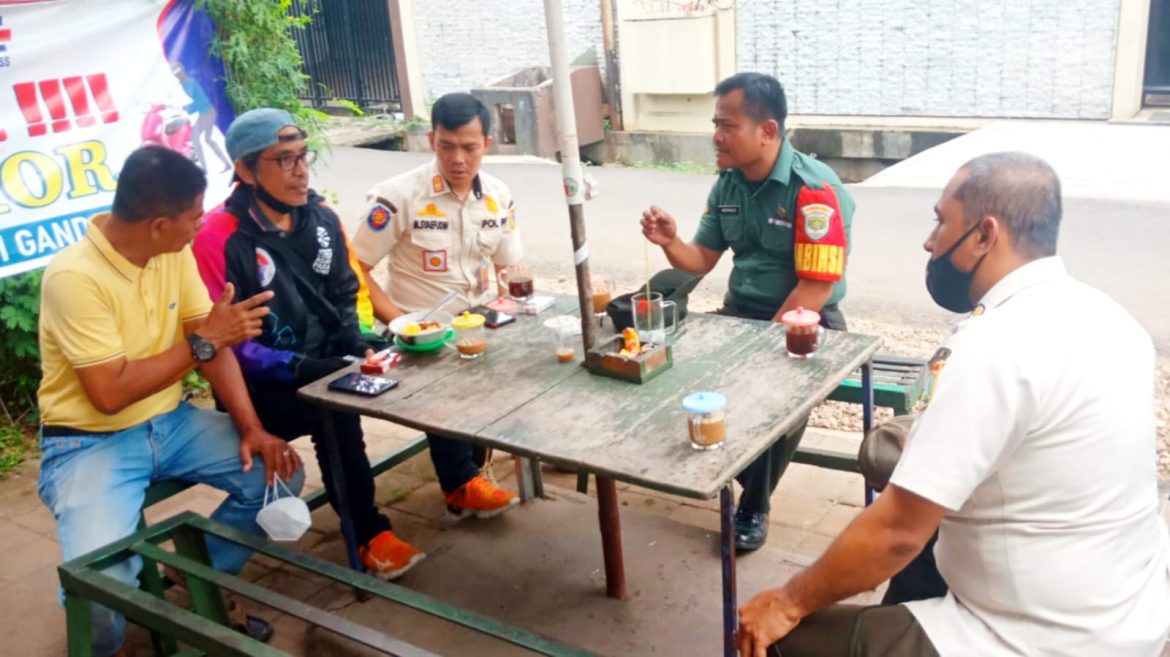 Sinergi Informasi dan Komunikasi Sosial Babinsa Koramil 03/GP Bersama Satpol PP dan Warga Jatipulo