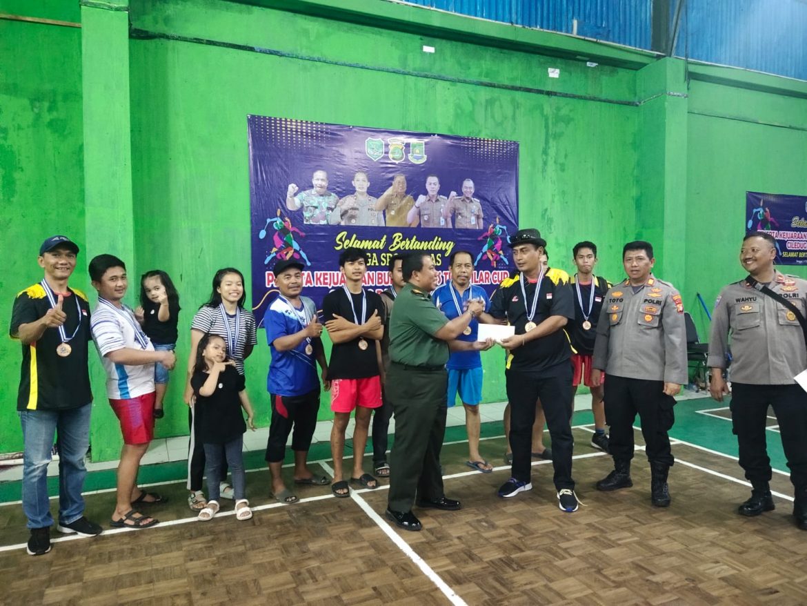 Danramil Ciledug Serahkan Piala Bergilir Tiga Pilar Cup