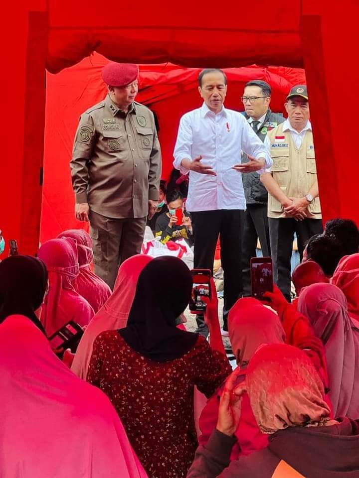 Presiden Tinjau Posko Bencana Gempa Bumi BIN di Desa Cijedil