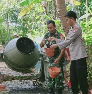 Sinergi Bersama TNI dan Masyarakat, Personil Polsek Cisaga Gotong Royong Perbaiki Akses Jalan Dusun