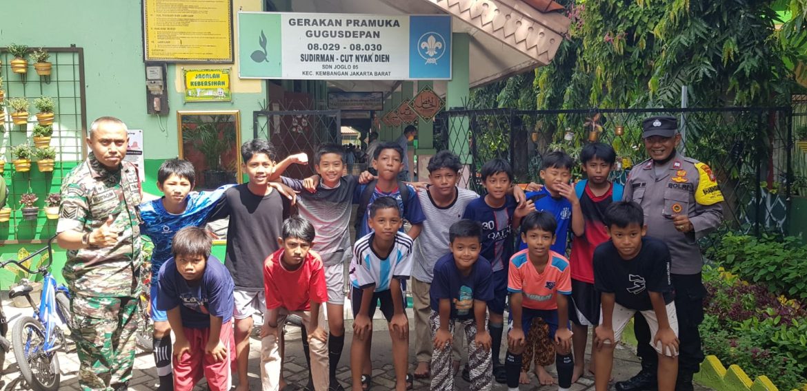 Tanamkan disiplin sejak dini kepada pelajar, Babinsa Koramil 07/KB laksanakan giat Army go to school
