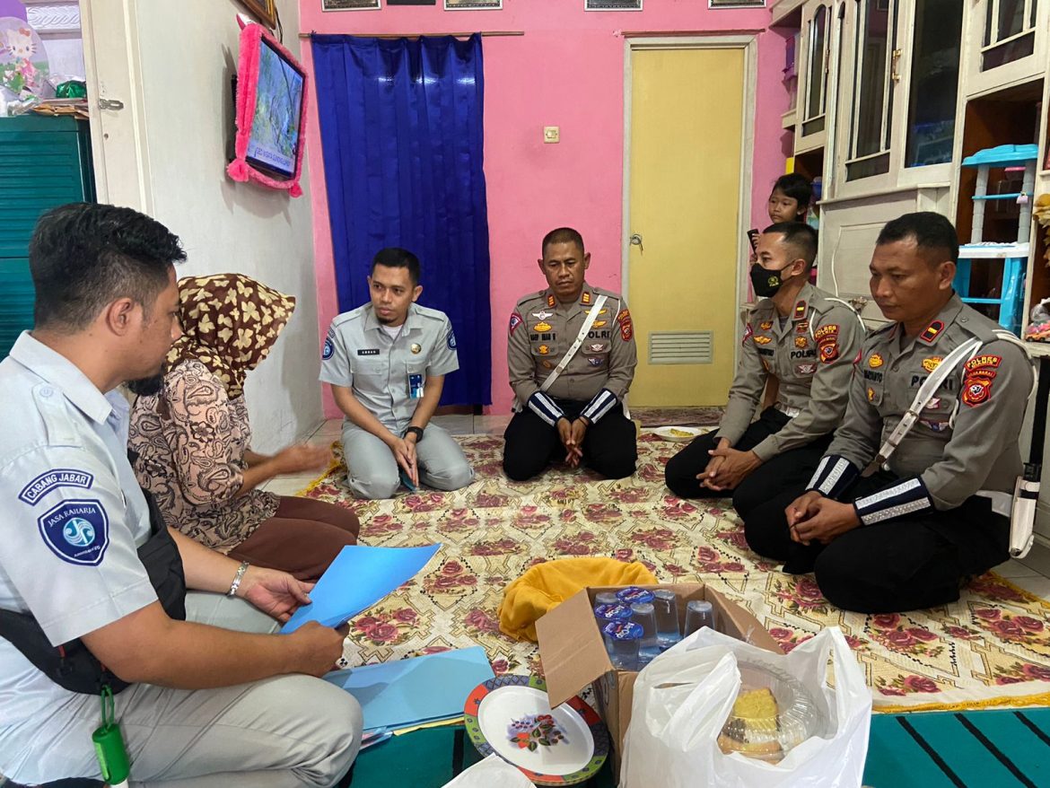 Satlantas Polres Ciamis Bersama Jasaraharja : Serahkan Uang Santunan Kepada Tiga Orang Korban Meninggal Dunia Akibat Laka lantas