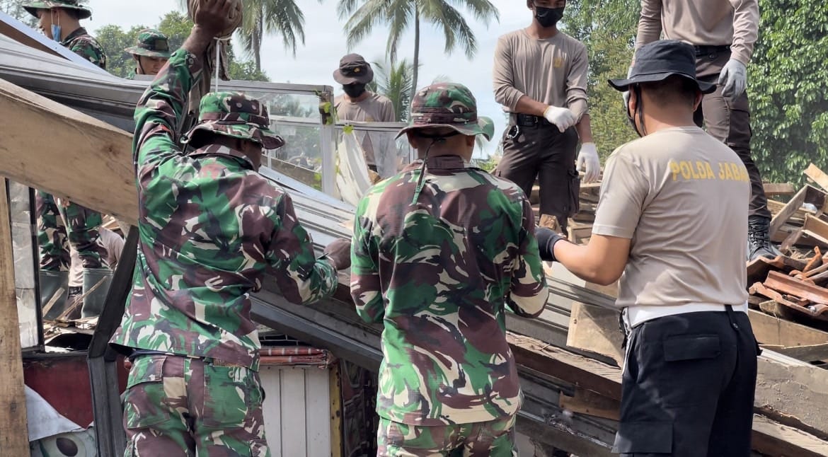 KABID HUMAS POLDA JABAR : POLRI BERSAMA TNI LASKANAKAN PEMBERSIHAN PUING – PUING RERUNTUHAN DAMPAK GEMPA BUMI DI CIANJUR