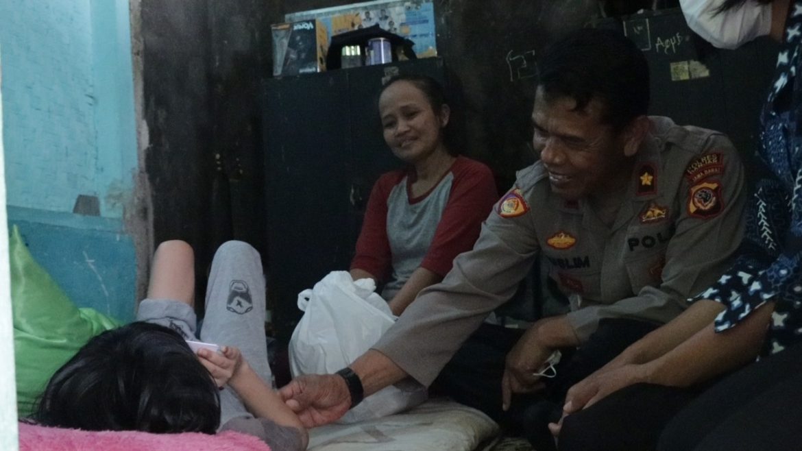 Merawat Anaknya yang Disabilitas, Seorang Ibu Tetap Semangat Merawat Anaknya