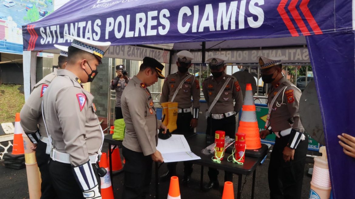Wakapolres Ciamis Pimpin Apel Kesiapan OPS Lilin Lodaya 2022: Seluruh Kendaraan Satlantas Dilakukan Pengecekan