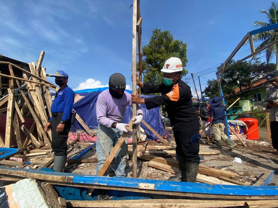 Sat Brimob Polda Jabar Bersihkan Puing – Puing Rumah Masyarakat Cugenang Pasca Gempa Cianjur