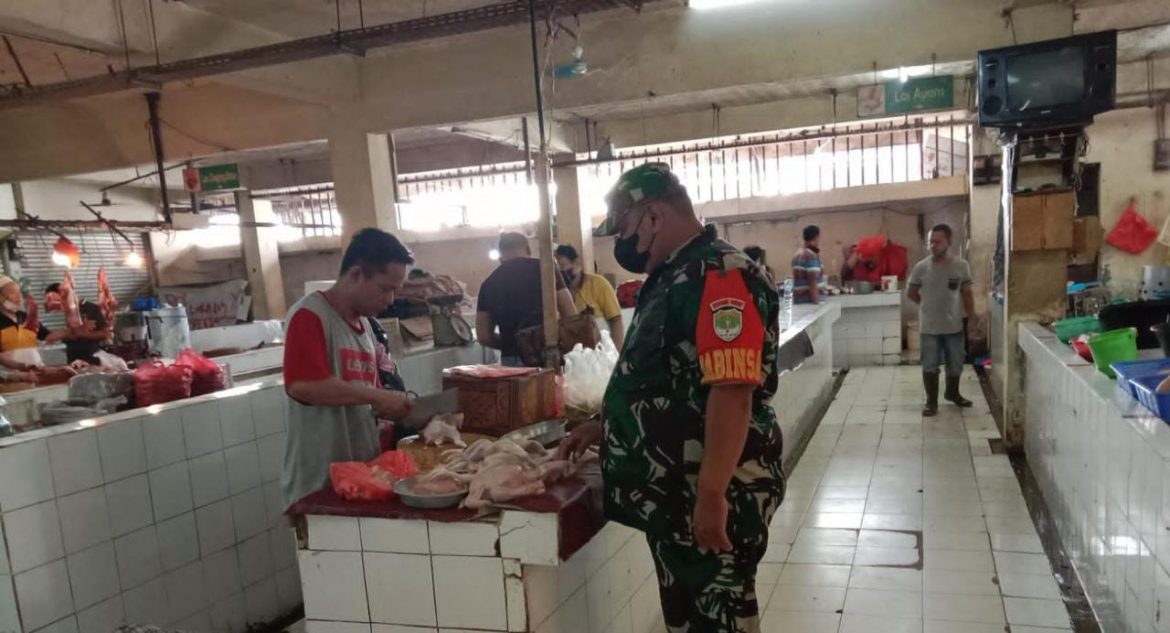 Cek Harga Sembako, Babinsa Berinteraksi Dengan Pedagang dan Pembeli