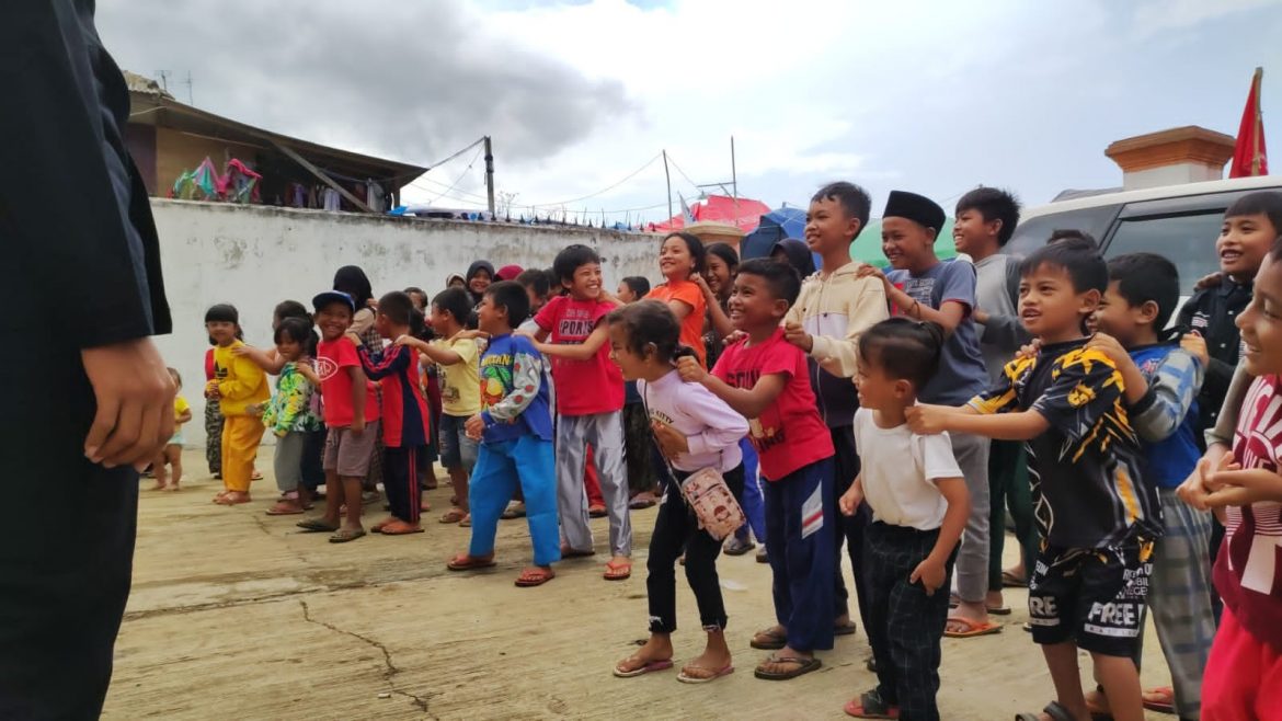 Polri Berikan Trauma Healing Kepada Anak-anak Di Tenda Pengungsian Pasca Gempa Cianjur