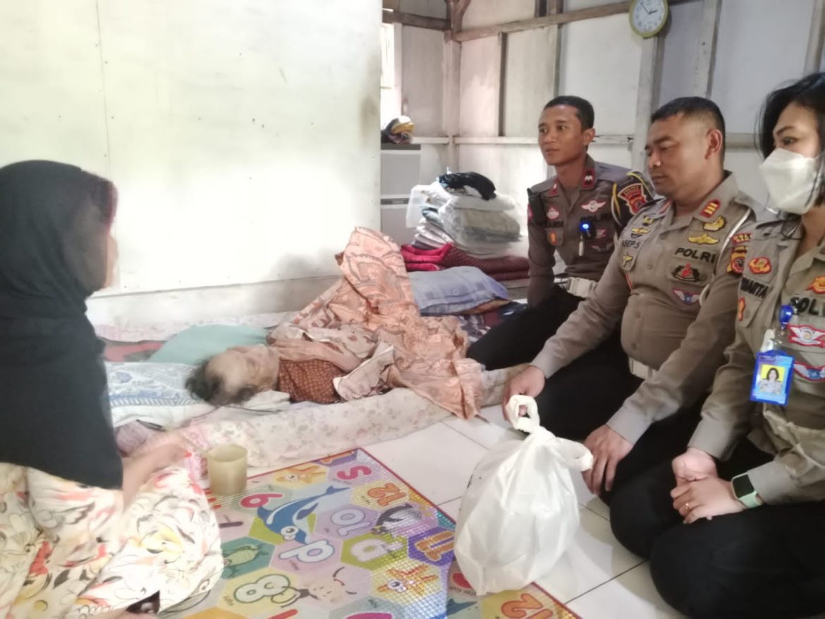 Bhabinkamtibmas berikan Baksos kepada Warga