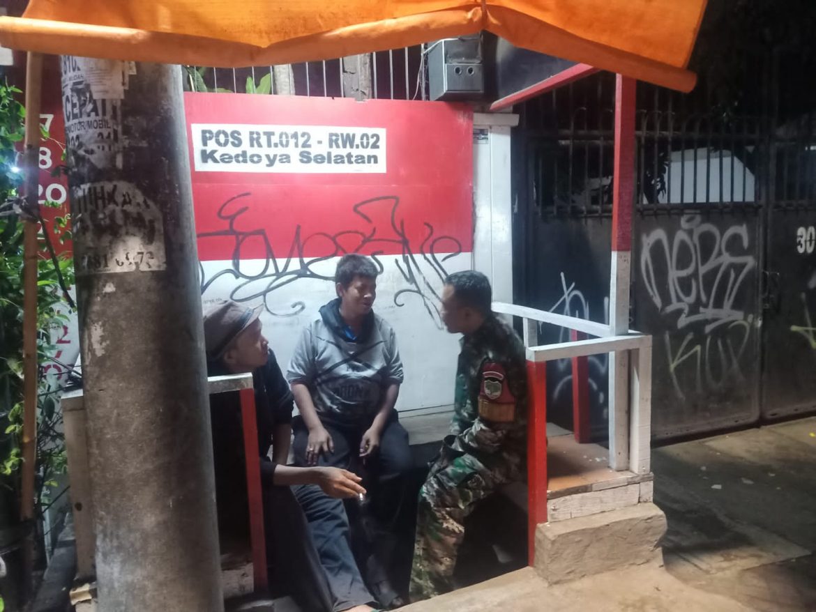 Siskamling, Babinsa Koramil 05/KJ Himbau Perketat Keamanan Lingkungan Dari Aksi Curanmor