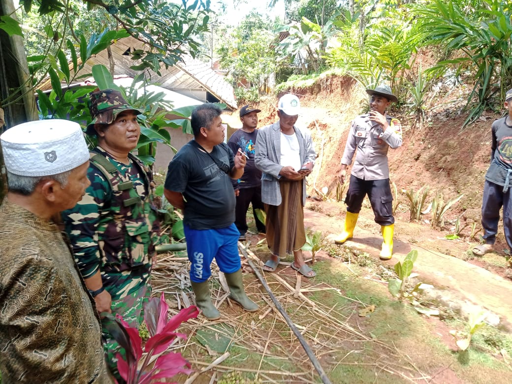 Personil Polsek Rajadesa Monitoring dan Bantu Warga Korban Bencana Hujan Deras Disertai Angin Puting Beliung
