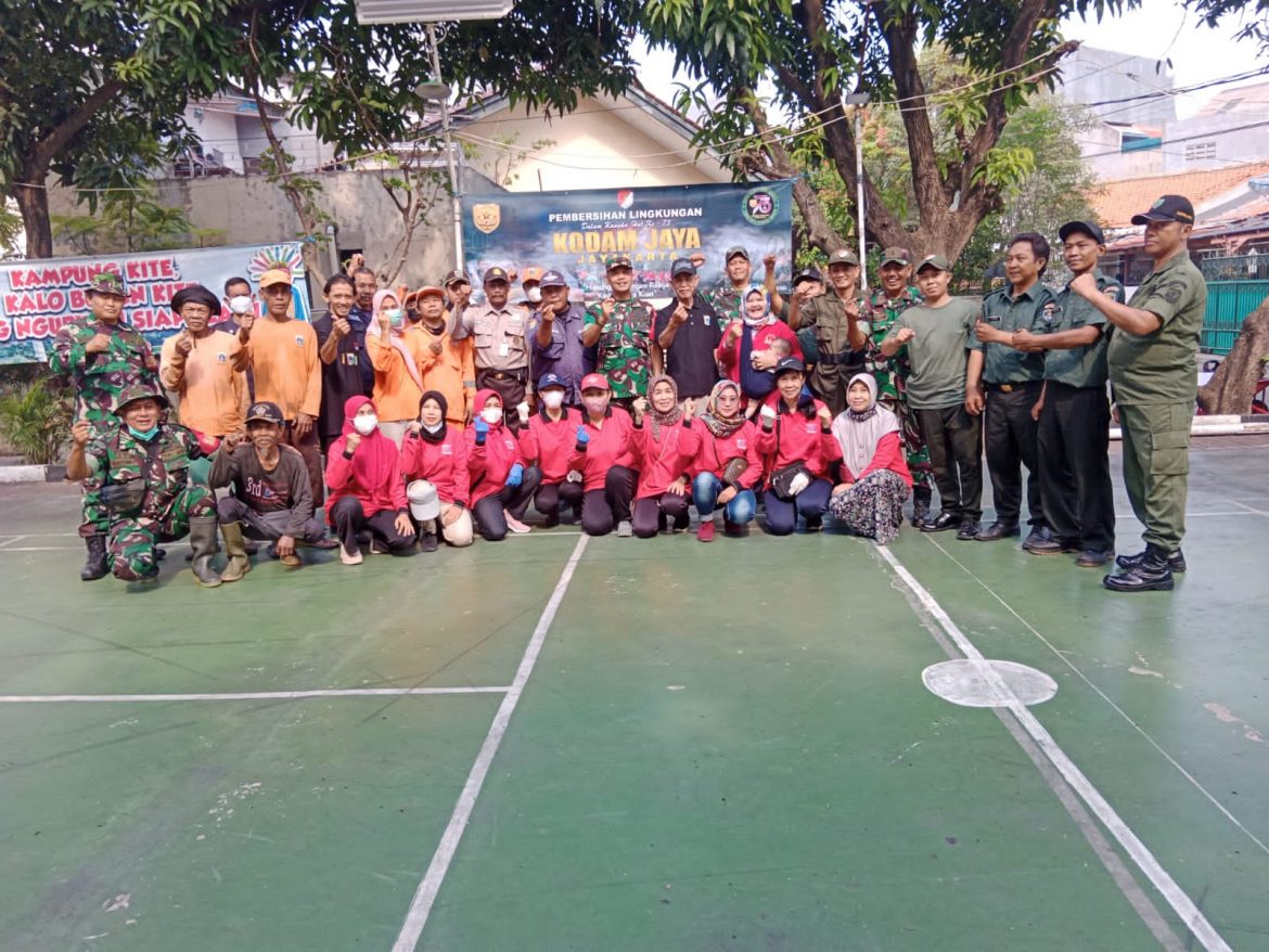 Karya Bakti, Babinsa Koramil 04 Cengkareng Bersih Bersih Lingkungan RW014