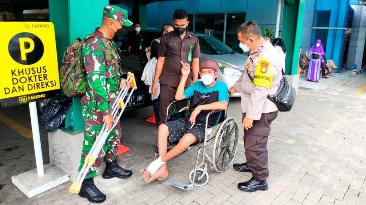 Aksi Terpuji Babinsa Koramil 03/GP dan Bhabinkamtibmas Polsek Palmerah Bantu Pasien Disabilitas Tunggu Jemputan