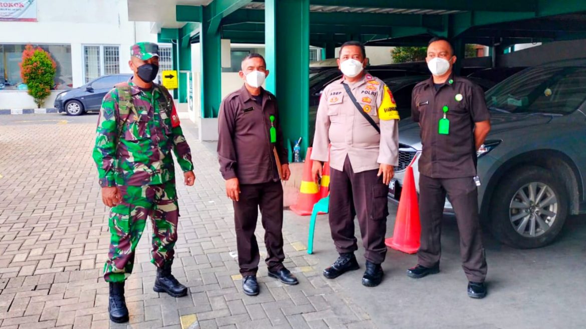 Wujudkan Sinergitas, Babinsa Koramil 03/GP dan Bhabinkamtibmas Slipi Komsos Dengan Security RS. Bhakti Mulia