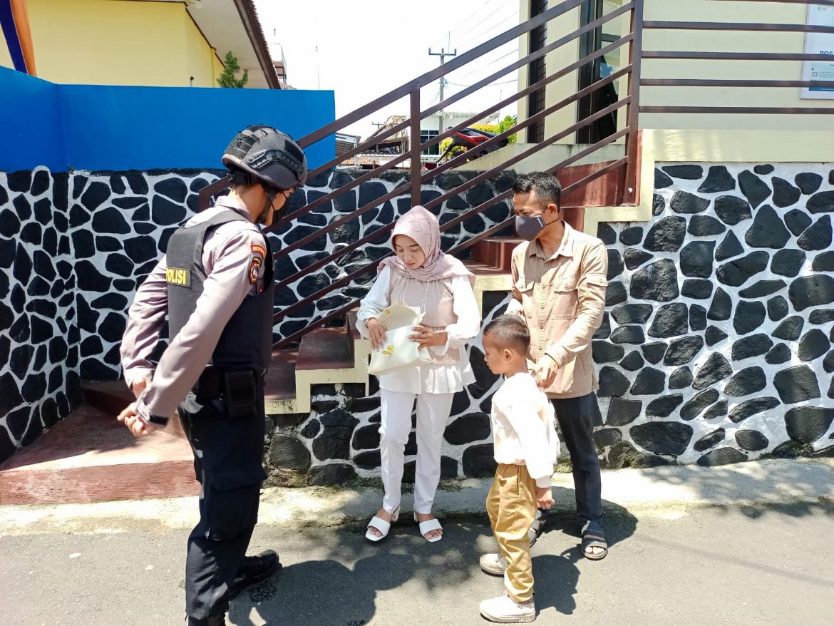 Pengamanan Ketat Pintu Masuk Mapolres Ciamis Setiap Pengunjung Dilakukan Pemeriksaan Oleh Petugas
