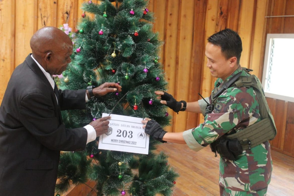 Satgas Yonif Mekanis 203/AK berikan Pohon Natal untuk Gereja Baptis Manggalome