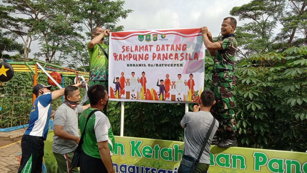 Bersama Warga, Sertu Yuli Hindi Perbaikan Posko Kampung Pancasila