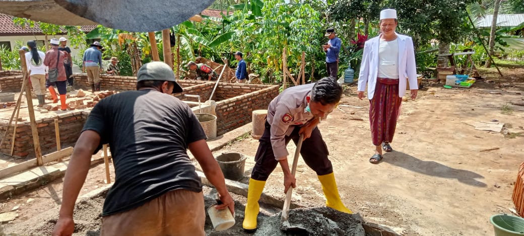 Karya Bakti Bhabinkamtibmas Polsek Rajadesa Bersama Masyarakat Bantu Perbaiki Rumah Terdampak Bencana
