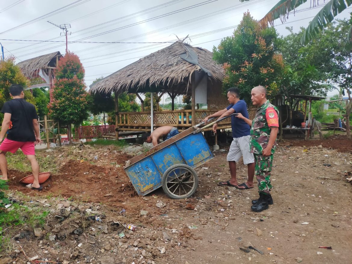 Babinsa Koramil 04 Cikupa Bersihkan Kampung Pancasila