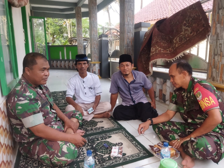 Ciptakan Lingkungan Bersih Di Musim Penghujan, Babinsa Komsos Bersama Warga Binaan
